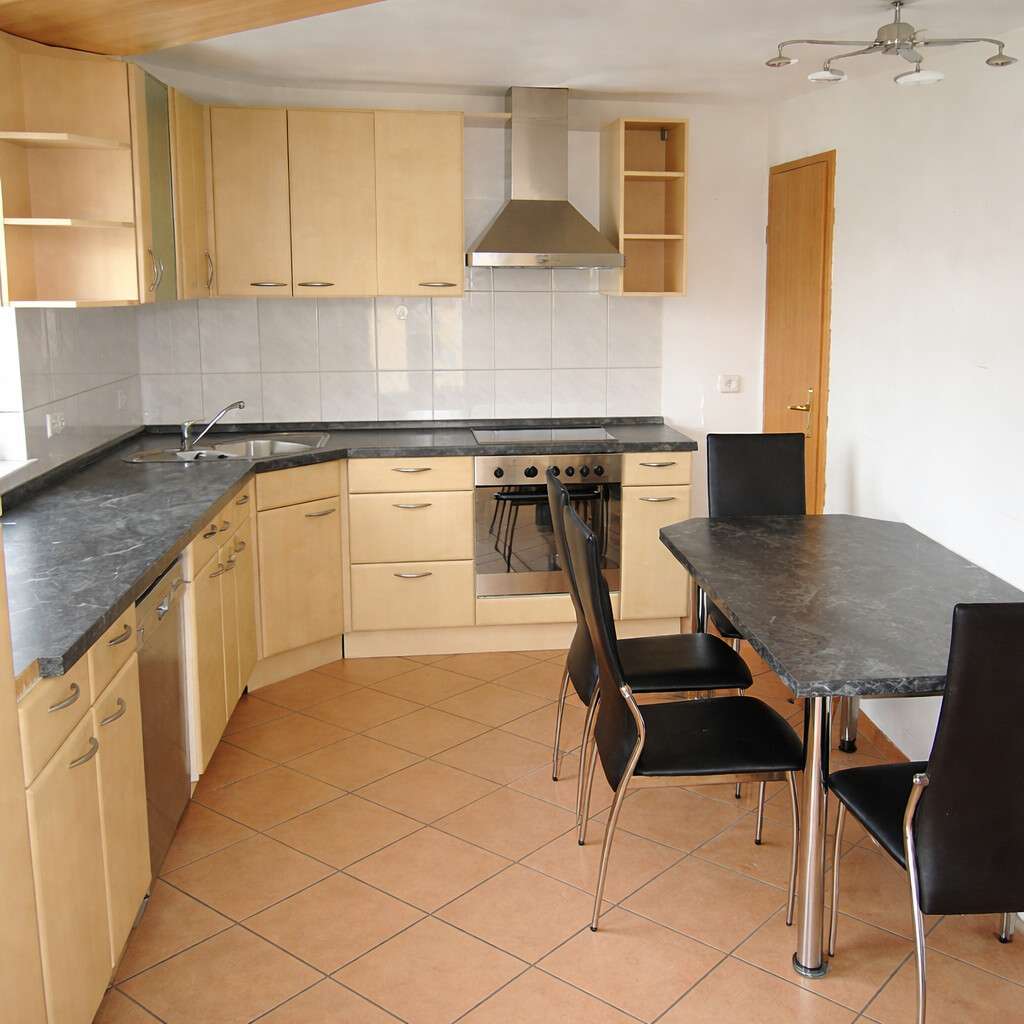 Immobilie in Neuenstadt am Kocher - Traum für Autoliebhaber: Einfamilienhaus mit großzügiger Garage - Bild 2