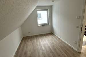 Erstbezug nach Sanierung – Moderne Dachgeschosswohnung mit Loggia in Toplage von Oberhausen  – Keltenstraße 21, 46045 Styrum, Oberhausen – Vorschaubild 18