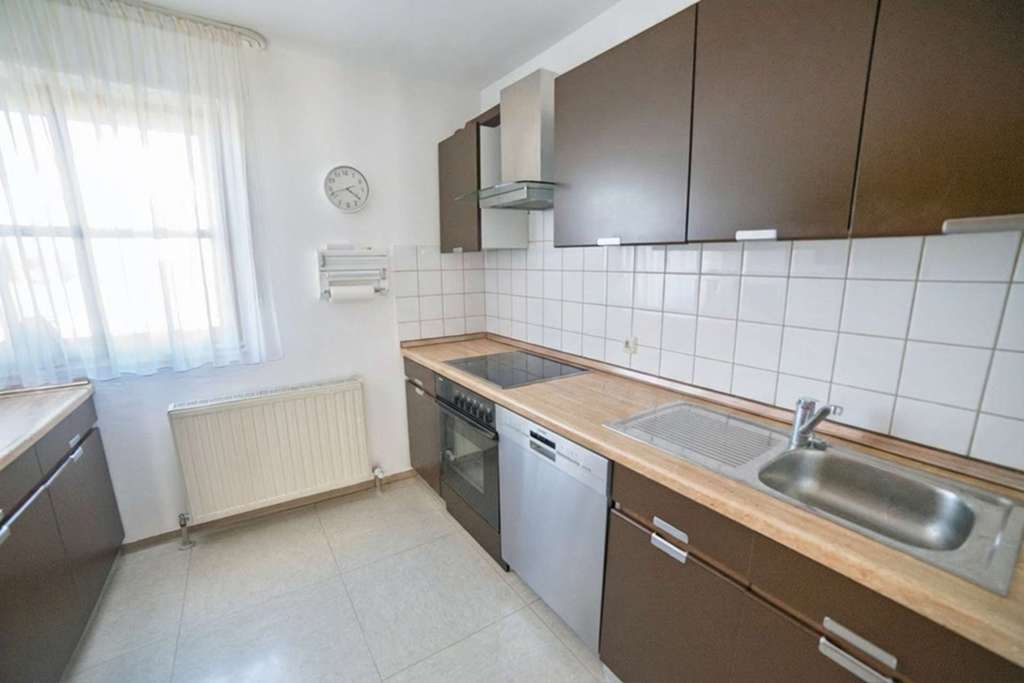 Immobilie in Straßkirchen - Familienoase in Straßkirchen: 164 m² DHH mit Kachelofen & Top-Zukunftspotenzial - provisionsfrei! - Bild 4