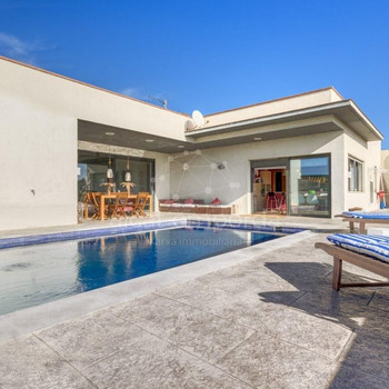 Modernes Haus mit Pool