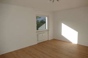Sofort bezugsfrei: Renovierte 3-Zimmer-Wohnung mit Balkon, Keller und Stellplatz – Oberfeldstr. 1, 76149 Neureut, Karlsruhe – Vorschaubild 2