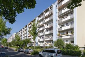 Wir sanieren für Sie: 4-Zimmerwohnung im 1.Obergeschoß mit Balkon und Aufzug! – Senftenberger Str. 4, 1239 Prohlis-Süd, Dresden – Vorschaubild 1