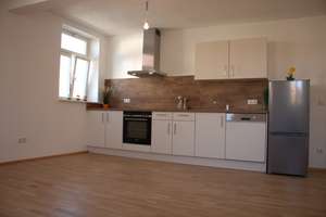 Historisch Gut Wohnen am Marktplatz: 2,5-Zimmer-Wohnung in Adelsdorf, EBK, Parkett, Holzfenster – Marktplatz 18, 91325 Adelsdorf – Vorschaubild 3