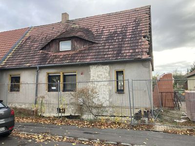 Doppelhaushälte im Rohbau mit Planungsunterlagen