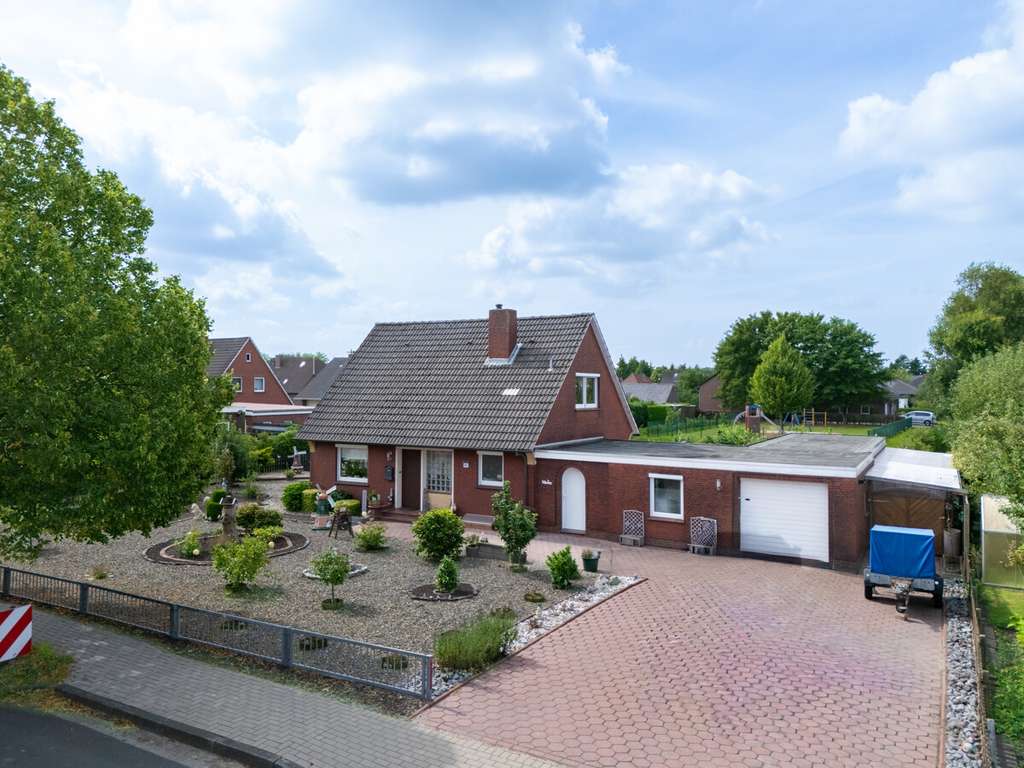 Immobilie in Hage - Gepflegte Immobilie mit Garage in zentraler Lage von Hage - Bild 1