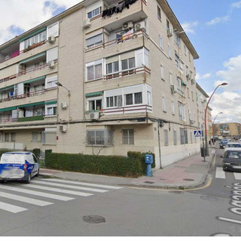 NUR FÜR INVESTOREN. WOHNUNG MIT ILLEGALER BESETZUNG ZU VERKAUFEN. BESICHTIGUNGEN NICHT MÖGLICH
