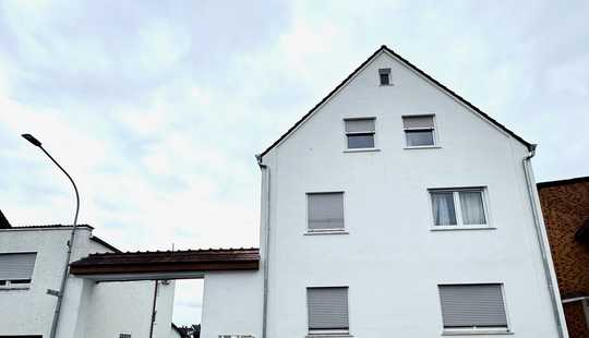 Bild von WEITERSTADT: Teilmodernisiertes Mehrfamilienhaus mit 2 Garagen & 2 Außenstellplätze!