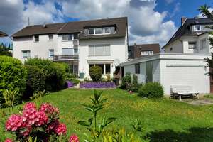 MANNELLA *Zentrale Lage mit Gartennutzung & Garage* Sonnige Dachgeschosswohnung in Troisdorf – Die vollständige Adresse der Immobilie erhältst du vom Anbieter., 53840 Troisdorf – Vorschaubild 2