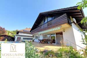 Zweifamilienhaus mit Traumgarten, 2 Garagen, Pool, ausgebautem Souterrain und schöner Aussicht – Wetteraukreis – Vorschaubild 1