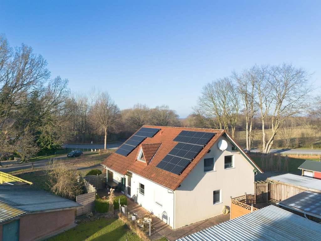 Immobilie in Reher - Familienfreundliches Zweifamilienhaus mit Pool und Photovoltaik - Bild 1