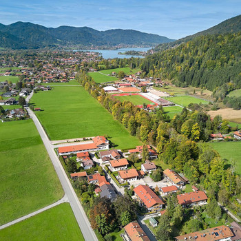 Edles Flair und Wallberg-Blick: 2022 luxuriös gestaltete 2-Zimmer Design-Wohnung mit Südbalkon