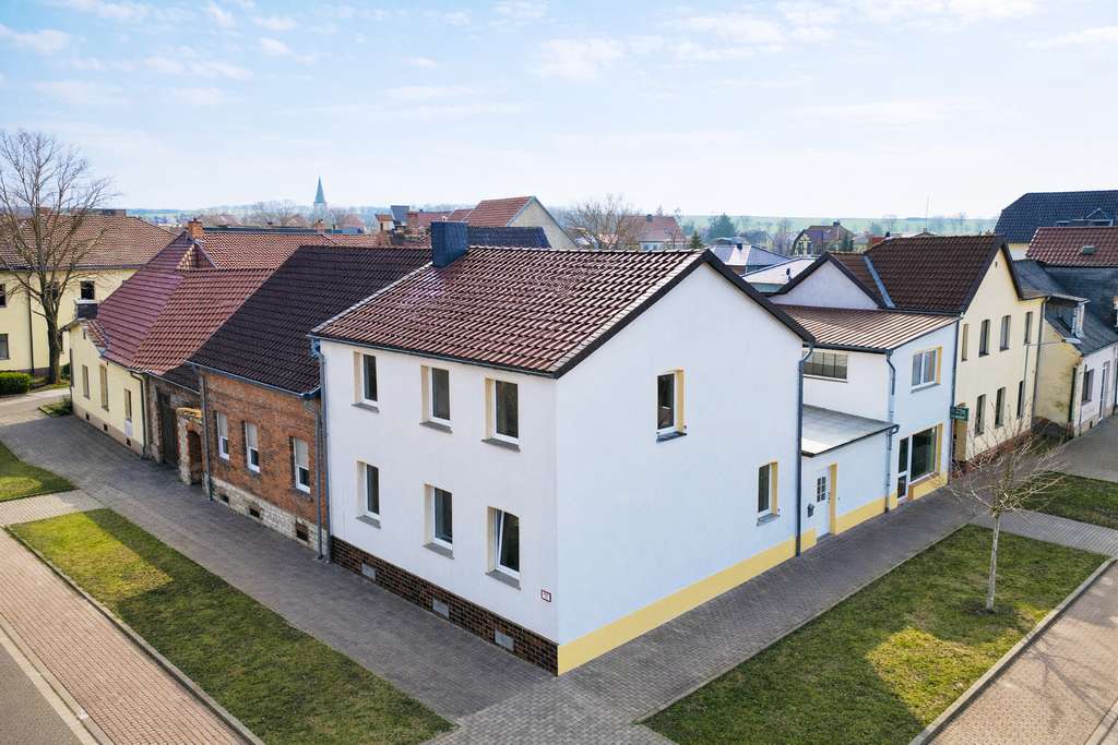 Immobilie in Kroppenstedt - Einfamilienhaus mit Balkon und vielseitiger Ladenfläche – Wohnen, Leben & Gestalten mit Perspektive - Bild 1