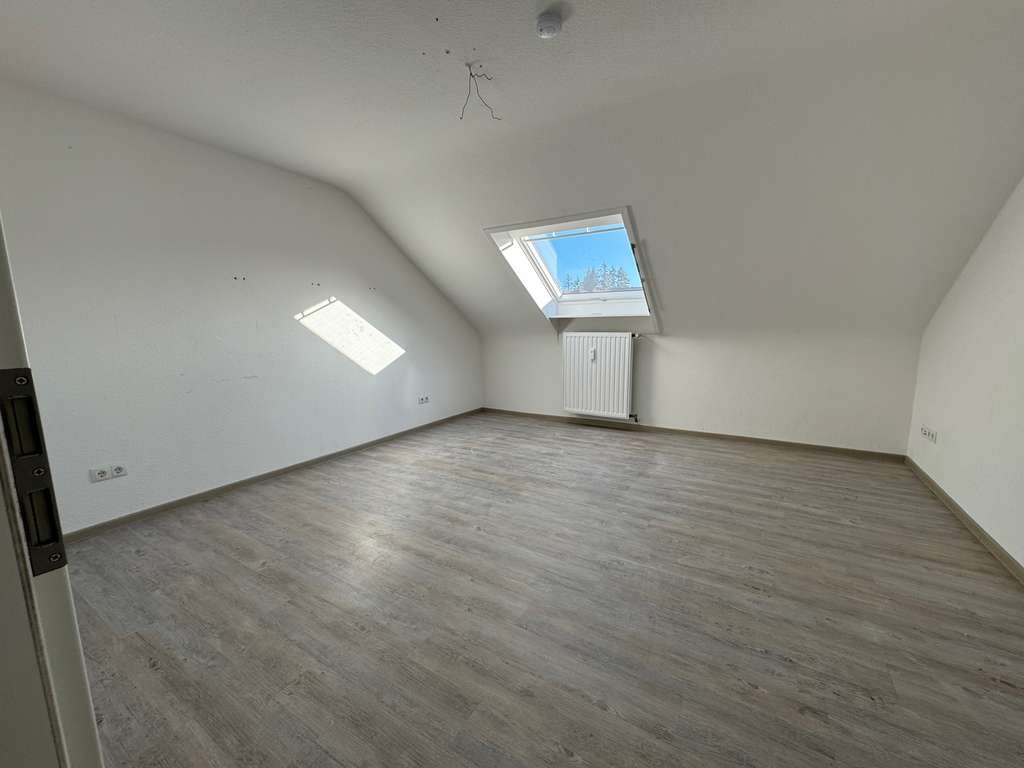 Immobilie in Enkenbach-Alsenborn - Dachgeschoss-Glück: 2 ZKB, renoviert in Enkenbach-Alsenborn - Bild 2