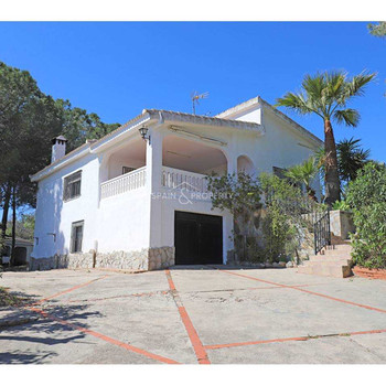 Chalet zum Verkauf auf rustikalem Grundstück in Montserrat, Valencia