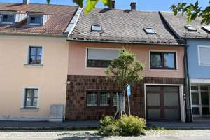 Reihenmittelhaus mit Einliegerwohnung – Die vollständige Adresse der Immobilie erhältst du vom Anbieter., 95643 Tirschenreuth – Vorschaubild 1
