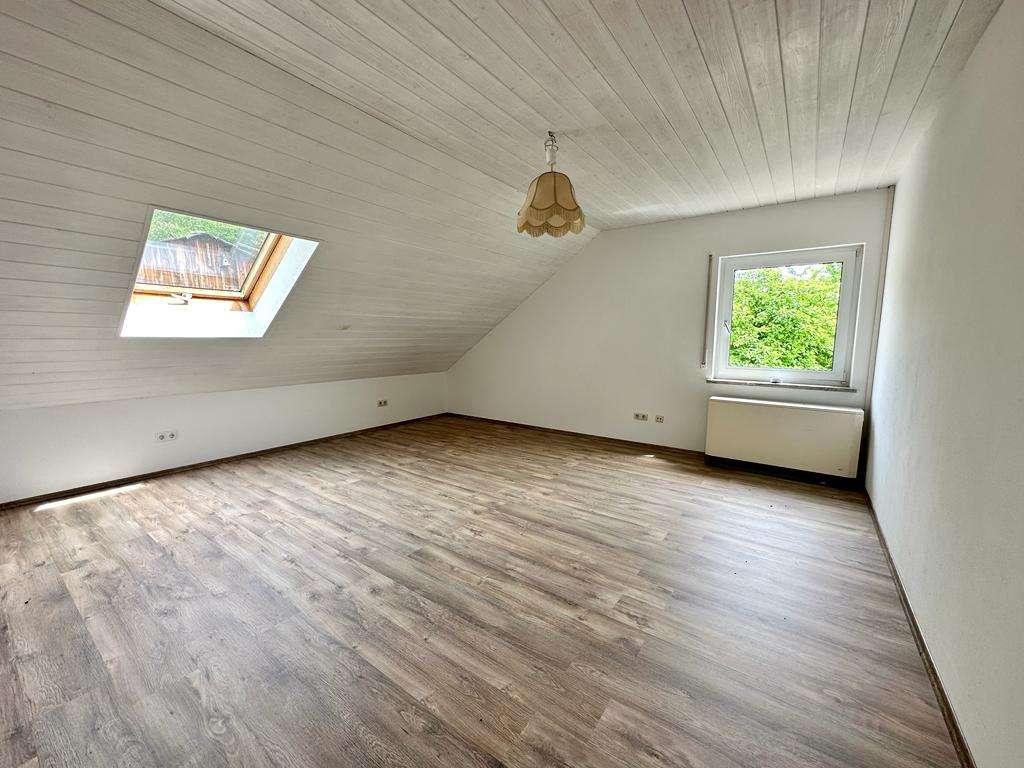 Immobilie in Ködnitz - Unverbaubarer Panoramablick!
Großzügige 4-Zimmer-Wohnung im Dachgeschoss vor den Toren Kulmbachs - Bild 2