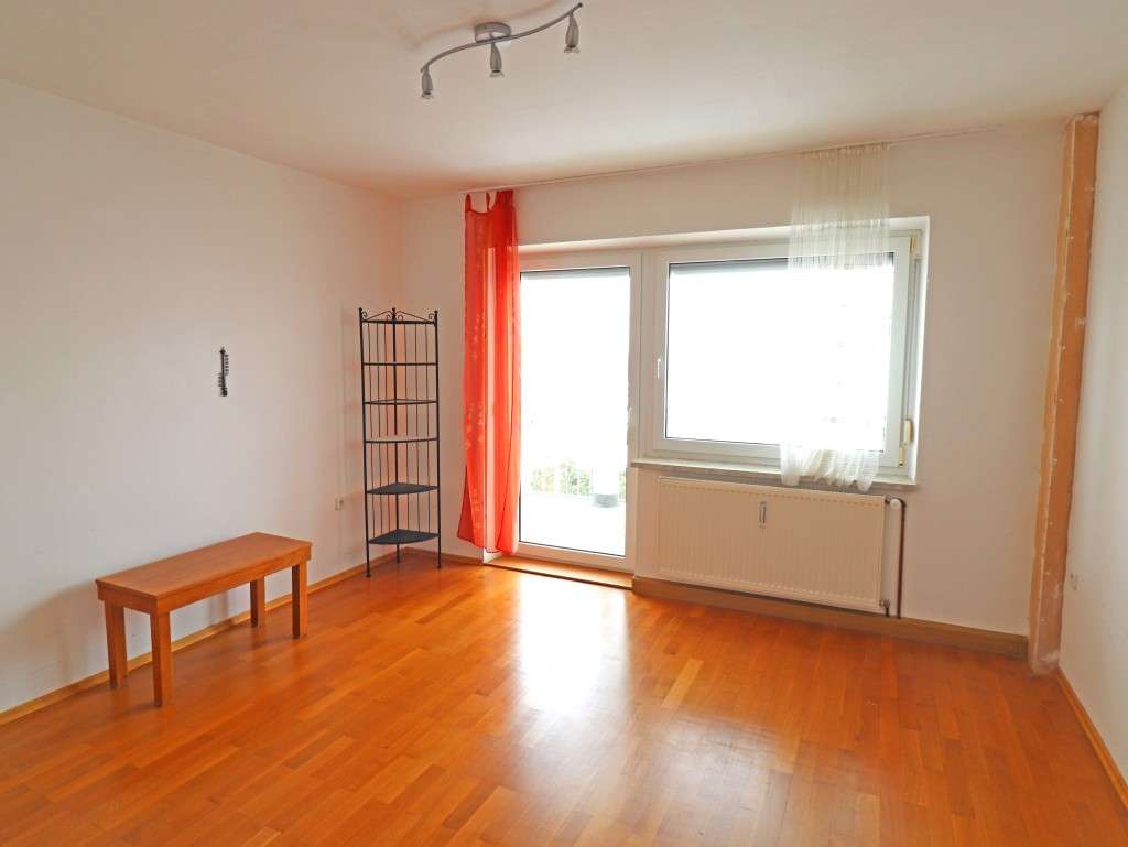 Immobilie in Pressath - Fernsicht geboten! Gepflegtes Dreifam.-Haus mit zwei Garagen und Carport - Bild 3