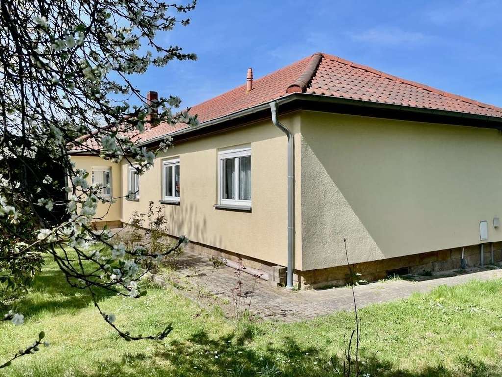 Grüne Oase mit überdachtem Pool – Bungalow auf großzügigem Grundstück in Heidenau