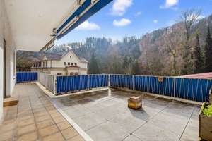Großzügige 5-Zimmer-Wohnung mit Terrasse und Entwicklungspotenzial