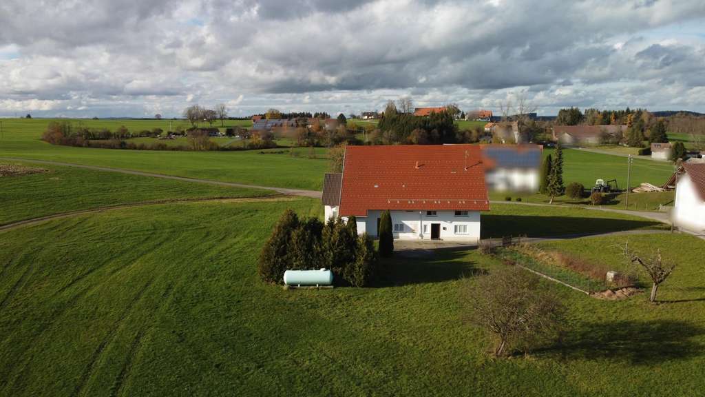 Immobilie in Argenbühl - Leben ohne Nachbarn - Großzügiges Anwesen am Ortsrand mit einzigartigem Ausblick - Bild 2