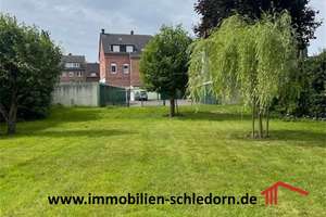 2.568 m² Grundstück mit gepflegtem  Mehrfamilienhaus, Garagenhof mit 17 Garagen