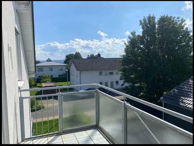 Schöne 2-ZKB-DG-Wohnung mit Balkon,  EBK &  TG – A3-Nähe