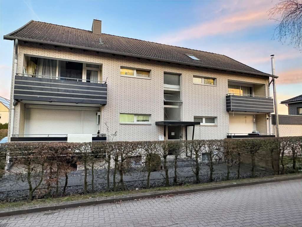 Immobilie in Sarstedt - Gepflegtes 4-Familienhaus als attraktive Kapitalanlage - Bild 0