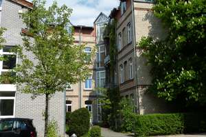 Lebendiges Wohnen in Saarbrücken: 2-Zimmer-Dachgeschosswohnung mit Balkon