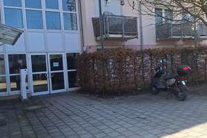 möbliertes Appartement mit kleiner Küche, Balkon und Stellplatz