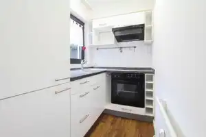 Richtig zuhause: Gepflegte Souterrainwohnung mit Terrasse zur flexiblen Nutzung – Stuttgart – Vorschaubild 2