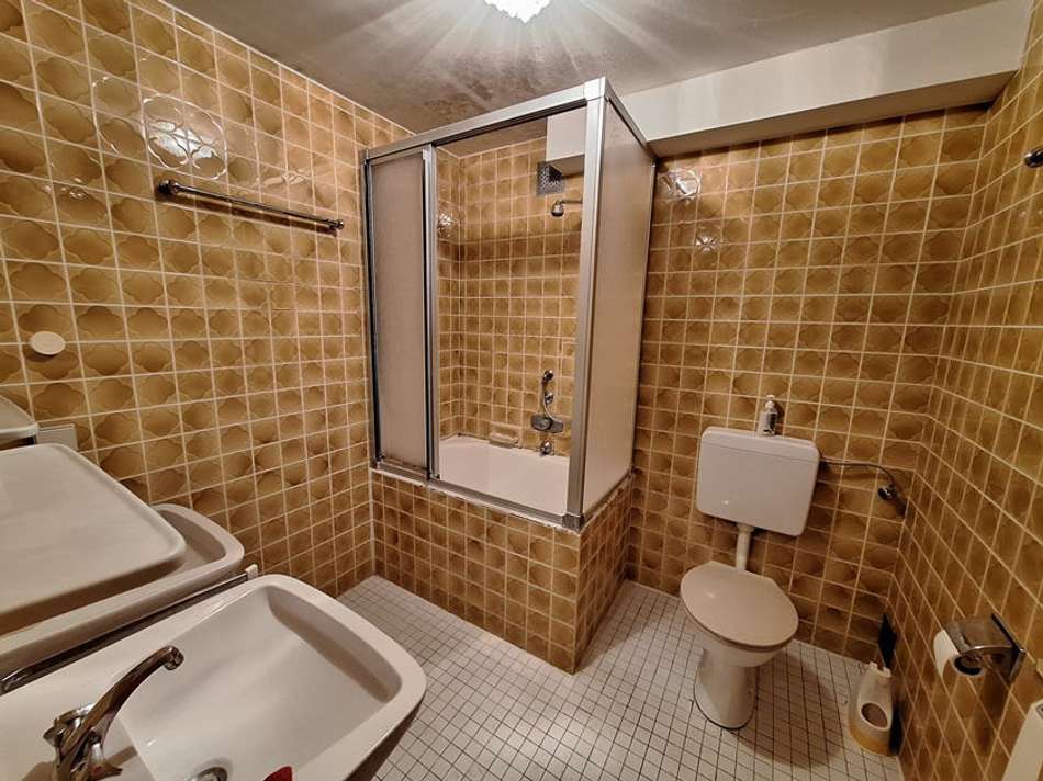 Dusche und WC im Untergeschoss
