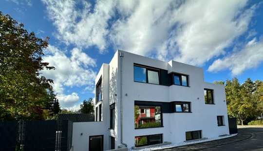 Bild von Exklusives Einfamilienhaus mit Einliegerwohnung und Garage am Waldrand