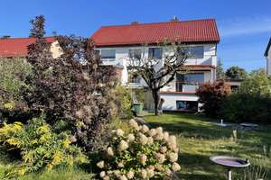 Wohnzimmer mit Echtholzparkett, Kamin, viel Platz und Gemütlichkeit – Schützenstraße  30, 17309 Pasewalk – Vorschaubild 1