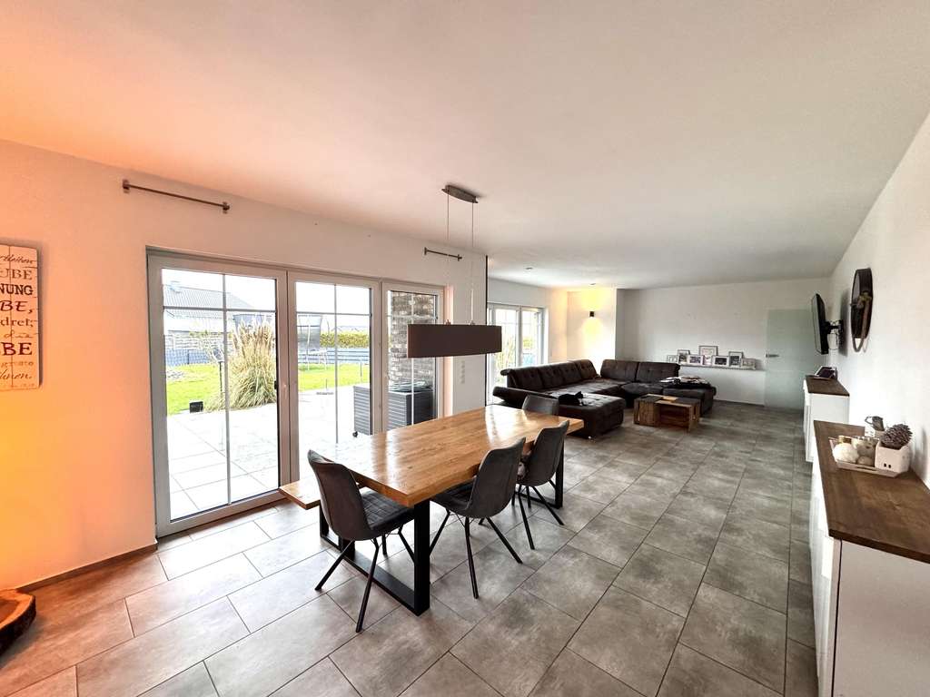 Immobilie in Hümmerich - Luxuriöses Einfamilienhaus mit 200 m² Wohnfläche | KfW-55 | 1.100 m² Grundstück | Baujahr 2020 - Bild 3