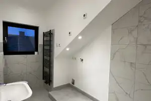 Frisch Renoviert - Dachgeschosswohnung in ruhiger Lage mit großzügigem Balkon und Tiefgaragenstellpl – München – Vorschaubild 4