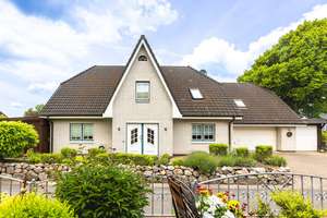 Großzügiges Kapitänshaus mit Doppelgarage und Carport in ruhiger Lage – Die vollständige Adresse der Immobilie erhältst du vom Anbieter., 25794 Dörpling – Vorschaubild 1
