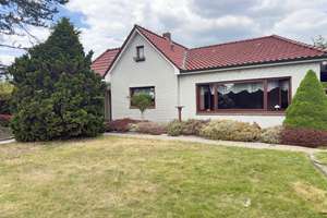 Einfamilienhaus in ruhiger Lage mit teilbarem Grundstück – Die vollständige Adresse der Immobilie erhältst du vom Anbieter., 22113 Oststeinbek – Vorschaubild 1