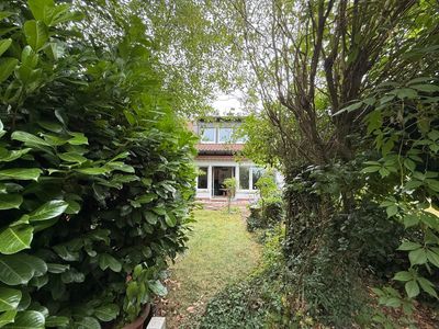Einfamilienhaus (RMH) + PKW-Stellplatz in schöner + ruhiger Lage auf 213 m² großem Gartengrundstück!