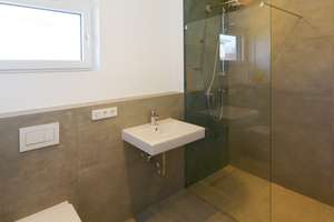 NEUBAU !! Barierrefreie 2-Zimmerwohnung im 1. Obergeschoss mit Balkon – Die vollständige Adresse der Immobilie erhältst du vom Anbieter., 81827 Waldtrudering, München – Vorschaubild 6