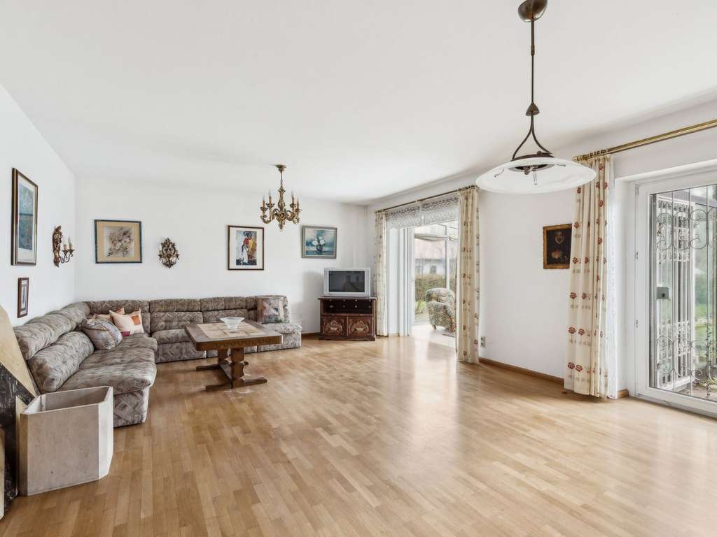 Immobilie in Taufkirchen - Familienfreundliche und sanierungsbedürftige Doppelhaushälfte mit viel Potential in Taufkirchen - Bild 2