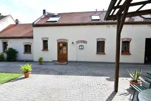 Wohnen im historischen Seitenflügel auf sonnigem Hof mit Gartenanteil und PKW-Stellplatz
