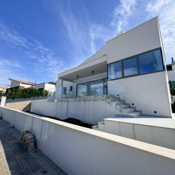 Willkommen in Ihrem Traumhaus! Diese neu erbaute Villa bietet Ihnen einen atemberaubenden Ausblick u