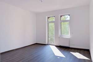 Erstbezug! Lichtdurchflutete und großzügige 2-Zimmer-Altbauwohnung mit 2 Balkonen.  – Veilchenstraße 17, 76131 Oststadt, Karlsruhe – Vorschaubild 1