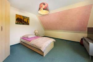 Einfamilienhaus in Kaulsdorf - Mit drei Bädern/WCs, Kamin, Garage, wohnlichem Souterrain – Die vollständige Adresse der Immobilie erhältst du vom Anbieter., 12621 Kaulsdorf, Berlin – Vorschaubild 11