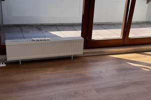 Erstbezug nach Renovierung: Moderne 2ZKB mit großer Dachloggia, EBK und Stellplatz