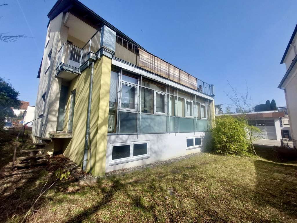 Immobilie in Villingen-Schwenningen - Attraktives Mehrfamilienhaus mit vermieteter Dermatologiepraxis, freier Wohnung & Ausbaureserve - Bild 1