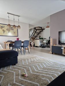 Großzügige Maisonette-Wohnung mit 3 ZKB, Gäste-WC, Abstellraum und Kellerabteil.