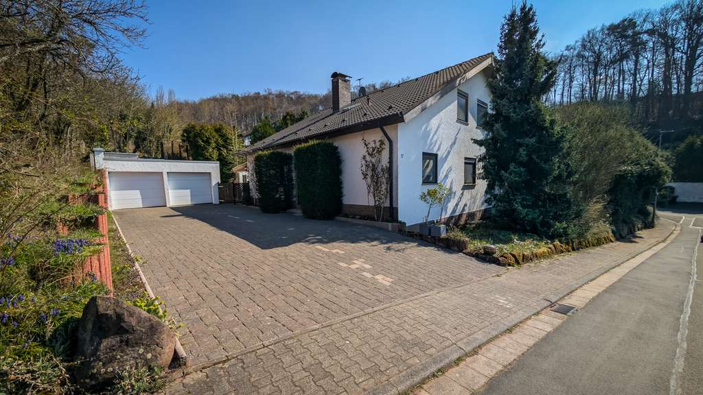 Immobilie in Wartenberg-Rohrbach - Traumanwesen im Grünen: Großzügiges Einfamilienhaus mit Einliegerwohnung & Parkgarten  - Bild 1