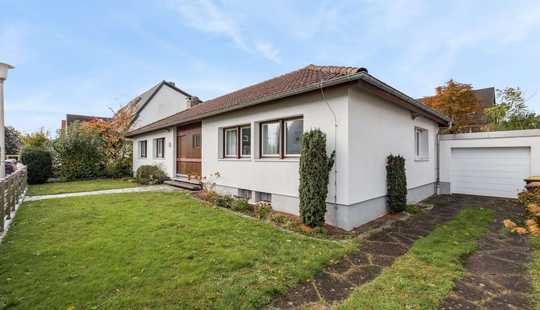 Bild von Architektenbungalow in ruhiger Lage mit großem Grundstück und Pool