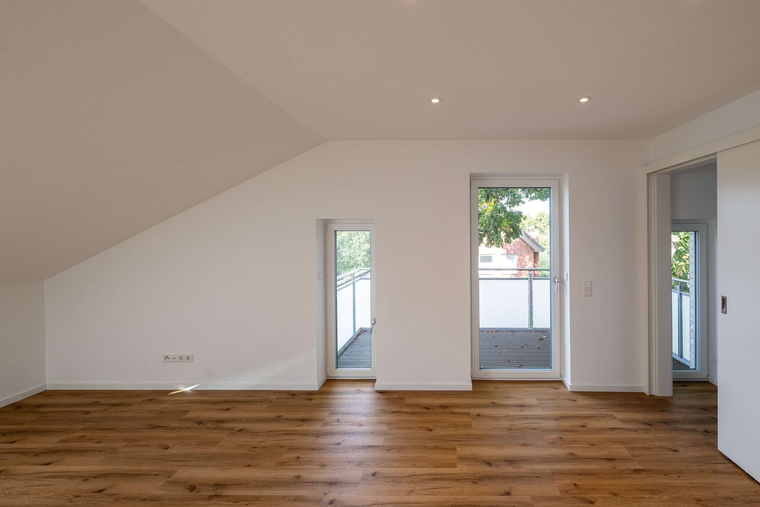 Immobilie in Friedrichstadt - Exklusive KfW-55 Dachgeschoss-ETW in bevorzugter Wohnlage mit 2 Balkonen und Stellplatz - Bild 2